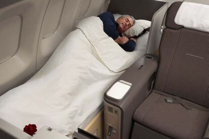 La crisis no afecta a los ricos. Lufthansa aumentó en un 10% la venta de billetes de primera tras incorporar estas suites que incluyen un asiento y una cama, por separado. Se ve cómodo.