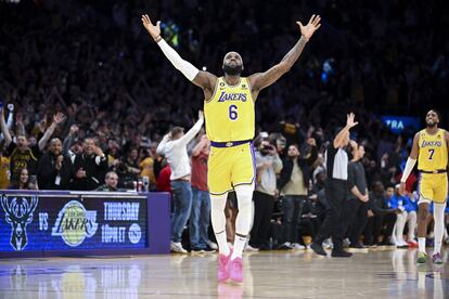 El jugador de Los Angeles Lakers se ha convertido en el máximo anotador de la historia de la NBA al superar la legendaria marca de Kareem Abdul-Jabbar, que estaba presente en el partido. LeBron necesitaba 36 puntos para batir el récord, que se situaba en 38.387 puntos, y los consiguió en el partido que su equipo disputó en su cancha frente a los Oklahoma City Thunder. Una canasta al final del tercer cuarto le dio el récord y LeBron lo celebró con los brazos en alto y en medio de la euforia de los fans de los Lakers. El deportista, con lágrimas en los ojos, dio las gracias a su familia, a sus amigos y a sus compañeros. “Toda vuestra ayuda, toda vuestra pasión, me han ayudado a llegar a este punto”, aseguró.