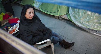 Toñi Rodríguez, este martes en la acampada junto a una sucursal de Ibercaja.