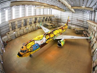 Avião grafitado por los hermanos Os Gêmeos