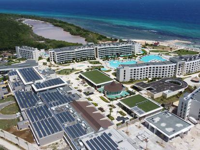 Vista del Hotel Ocean Coral Spring en Jamaica y de la planta eléctrica híbrida que Sampol ha construido para el complejo hotelero.