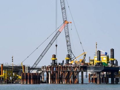 Una obra de construcción de una terminal flotante de gas natural licuado (GNL) prevista en el puerto de Wilhelmshaven, Alemania.