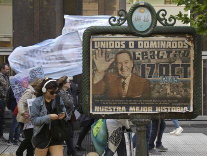 Un cartel en una calle de Buenos Aires conmemora el 17 de octubre, día de la "lealtad personita", en cercanías de la Plaza de Mayo de Buenos Aires.