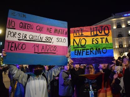 La plataforma "Ni un paso atrás" durante una protesta frente a la sede de la Comunidad de Madrid.