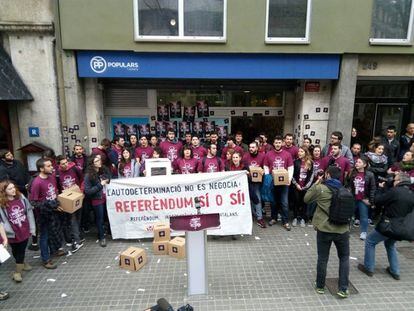 Protesta de las juventudes de la CUP frente a la sede del PP.