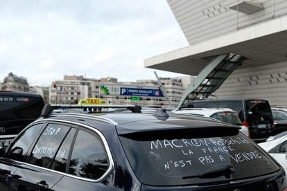 Un taxi con un letrero en contra del entonces ministro de Economía francés, Emmanuel Macron, durante una manifestación en París (Francia), en 2015.