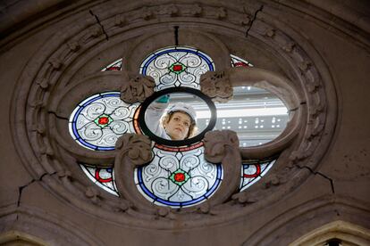 24 de octubre de 2023: colocación de vidrieras restauradas en la zona de la sacristía.