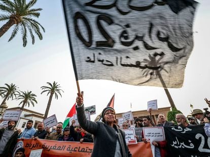 Manifestantes conmemoran el aniversario del movimiento reformista de Marruecos, durante una protesta contra el alto coste de la vida el 20 de febrero de 2023 en Rabat.