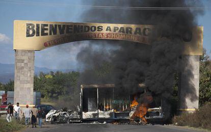 Veh&iacute;culos ardiendo en la entrada de Paracuaro, en Michoac&aacute;n