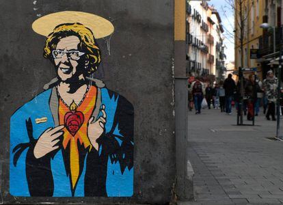 El artista urbanoTVboy inmortaliza a la alcaldesa Manuela Carmena.