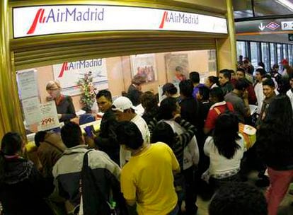 Colas de pasajeros afectados protestan en las instalaciones de Air Madrid en Barajas.