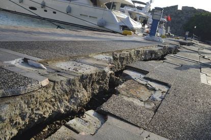 Vista de los daños ocasionados en el puerto como consecuencia de un terremoto en la isla griega de Kos, el 21 de julio de 2017.