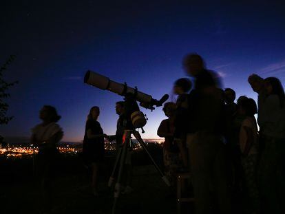 Uno de los siete telescopios instalados en el Cerro de San Vicente de Salamanca para observar el cielo en la madrugada del lunes.