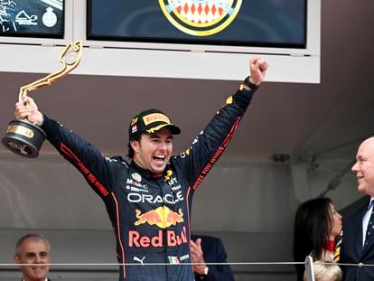 El piloto mexicano Checo Pérez celebra la victoria en el Gran Premio de Mónaco, este domingo.