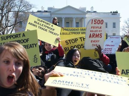 Activistas de Amnist&iacute;a Internacional reclaman en Washington, frente a la Casa Blanca, la aprobaci&oacute;n del Tratado de Comercio de Armas en la ONU. 