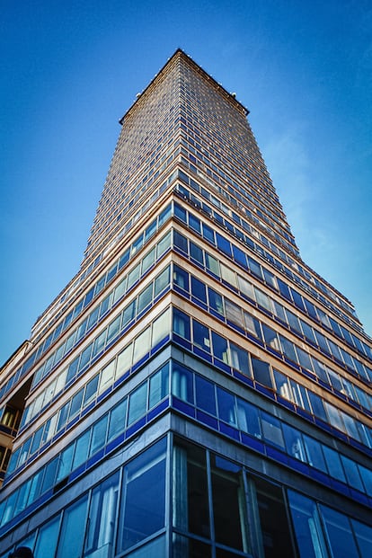 Vista de la fachada del edificio de acero y cristal, obra del arquitecto Augusto H. Álvarez.