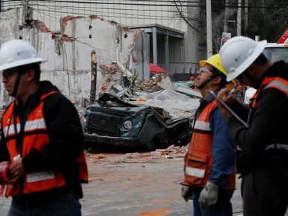 Operarios trabajan en una zona da&ntilde;ada por el terremoto en Ciudad de M&eacute;xico, este viernes. 