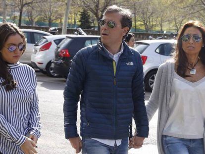 Paco González, su esposa y su hija llegan a la Audiencia de Madrid que juzga a Lorena G.F., acusada de intentar matar a la mujer del periodista. Ballesteros (EFE)