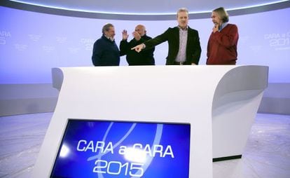 Manuel Campo Vidal, moderador del debate, y Tacho de la Calle, en el plató donde se celebrará el cara a cara entre Mariano Rajoy y Pedro Sánchez.