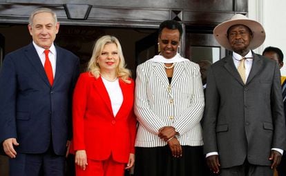 Benjamín Netanyahu y el presidente de Uganda, Yoweri Museveni, con sus esposas el lunes en Enttebe.