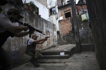Dos agentes de policía entre en el barrio de Amaralina en Salvador de Bahía, tras recibir el aviso de disparos en la zona.