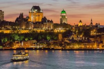 Panorámica nocturna de la ciudad de Quebec, con el Château Frontenac en lo más alto.