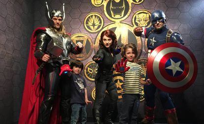 Superhéroes de Marvel (Thor, Viuda Negra y Capitán América) en Disneyland París.