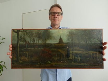 El detective Arthur Brand mostraba ayer el cuadro recuperado de Van Gogh pintado en 1894.