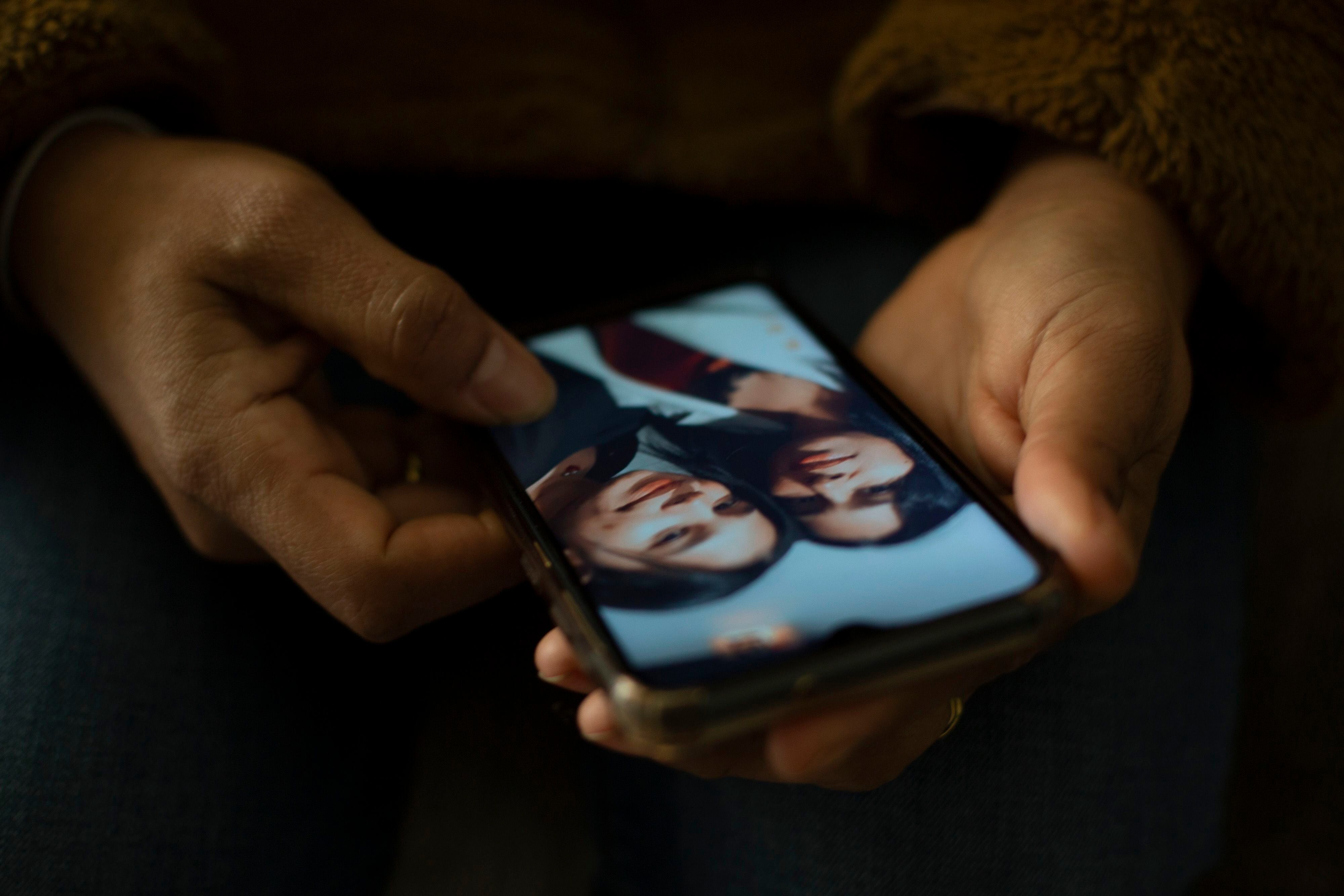 Esther Villazón tiene de salvapantallas de su teléfono una foto con su hija, la cual intento integrarse en el pueblo de Sagunto, pero duró apenas unos meses y se regresó.