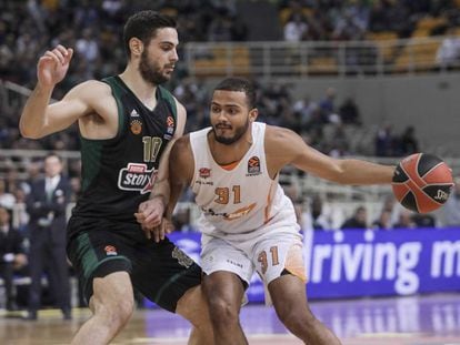 Papapetrou defiende ante Shields en el Panathinaikos-Baskonia.