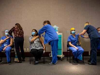 Trabajadores de la salud reciben la vacuna Pfizer-BioNTech en Portland, Oregon, en diciembre de 2020.