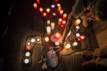 Los asistentes colocaron decenas de velas en el lugar de la detención.