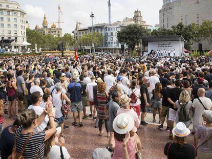 Homenaje a las víctimas en la plaza de Catalunya. En vídeo: El Rey preside en Barcelona el acto.