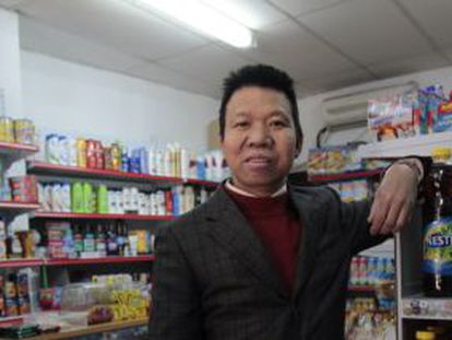 Wang Shao Hua en su establecimiento de la calle Corredera Alta de San Pablo.