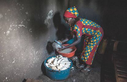 Esperance Uzamukunda prepara la masa para el 'chikwangue', un pan local hecho con harina de mandioca.