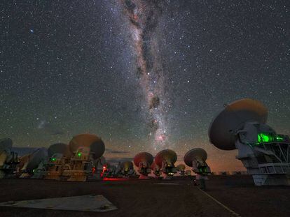 Las antenas del telescopio ALMA, en Chile, uno de los que se usaron para captar la fusi&oacute;n de las dos estrellas de neutrones.