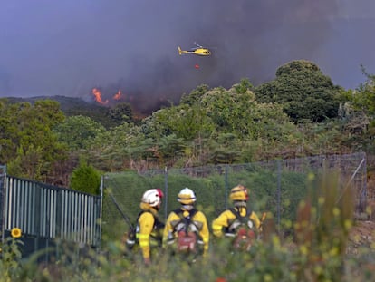 Bomberos en el incendio forestal que afecta a los municipios tinerfeños de Los Realejos y San Juan de la Rambla, ayer, jueves.