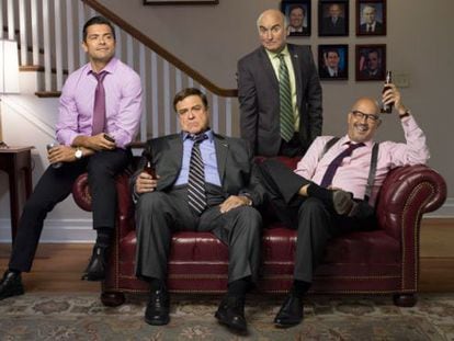 Mark Consuelos, John Goodman, Matt Malloy y Clark Johnson interpretan a cuatro senadores en 'Alpha House'.