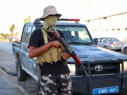 Un miembro de las fuerzas afiliadas al Gobierno de Unidad Nacional (GUN) monta guardia en una calle en la Trípoli este miércoles.