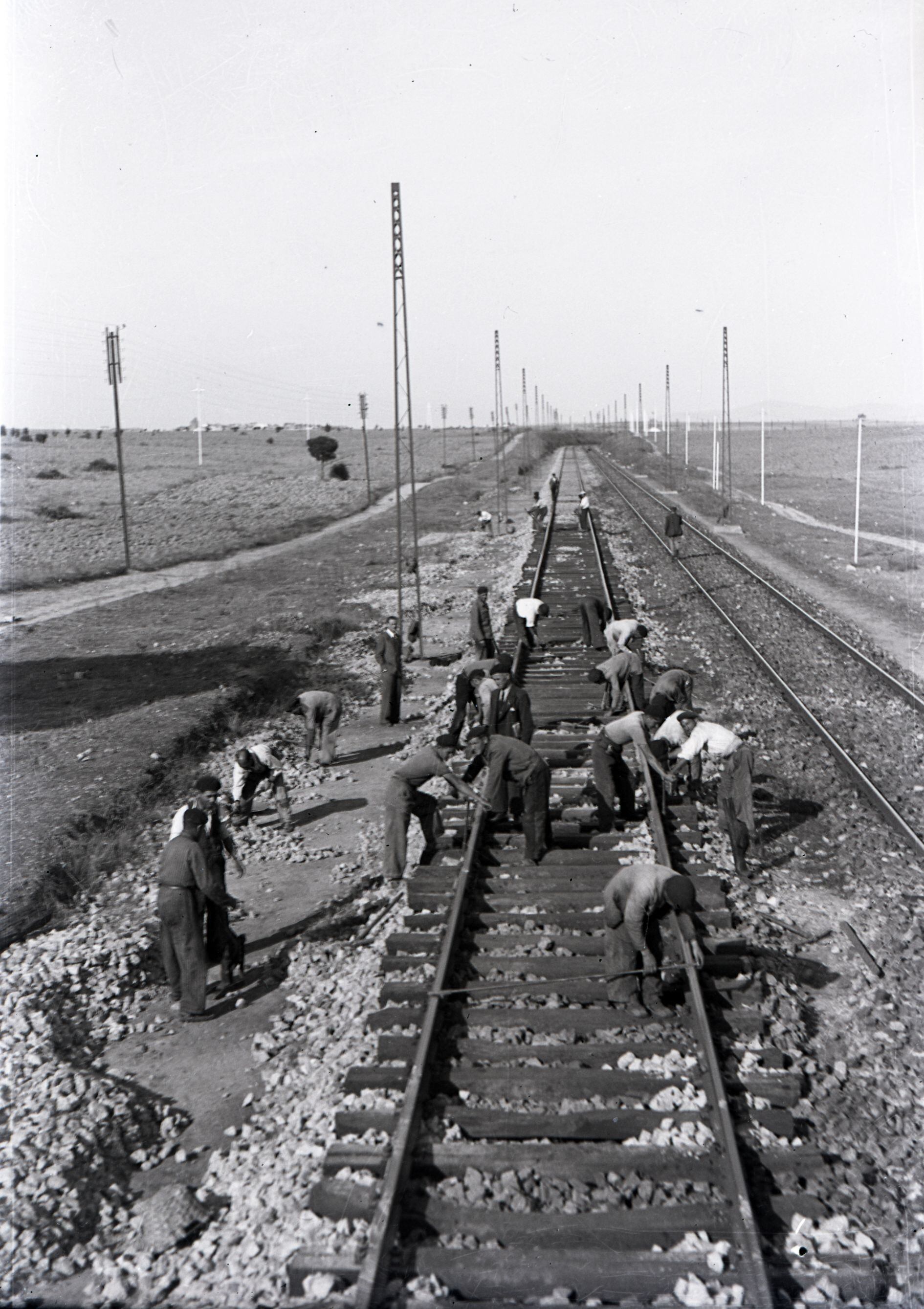 Un grupo de trabajadores en las obras de construcción de la línea Madrid-Irún, en 1944. 