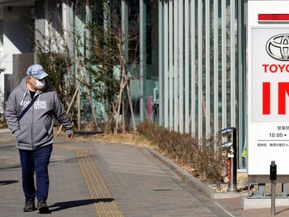 Un hombre pasea junto a un concesionario de vehículos de Toyota en Tokio (Japón), este miércoles.