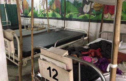 Halima, de seis meses duerme en una de las camas del centro de MSF donde se trata a ni&ntilde;os con desnutrici&oacute;n.