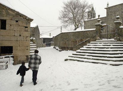 Se suspendieron las clases para 350.000 niños gallegos ante las nevadas que cayeron ayer en pueblos como Cualedro (Ourense).