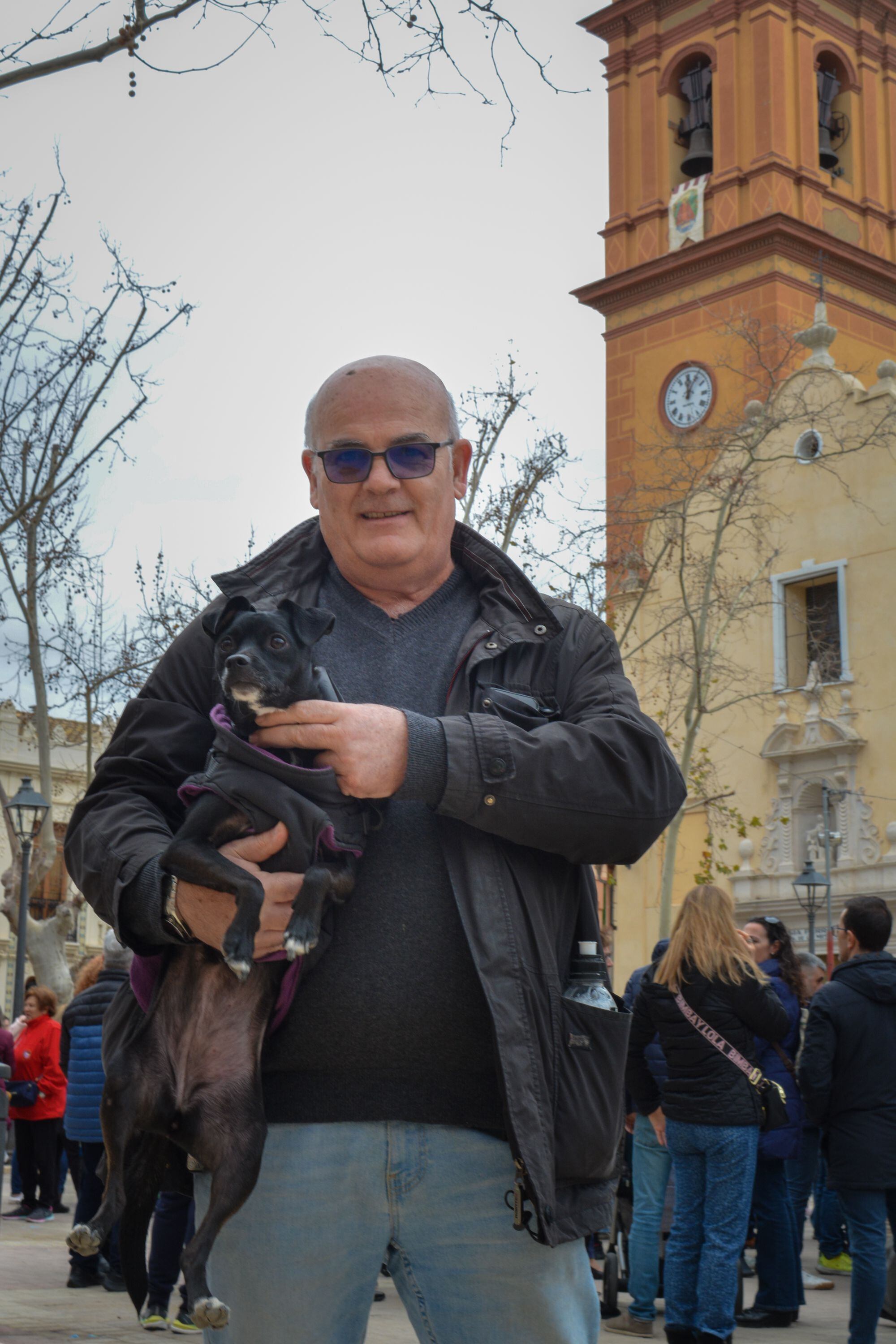 José y su perra Frida tras el minuto de silencio por las víctimas del incendio en el barrio Campanar (Valencia) del 22 de febrero de 2024.