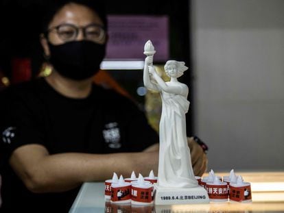 Velas eléctricas y una reproducción de la Diosa de la Democracia, la estatua que erigieron los estudiantes en Tiananmén en 1989, a la venta en una tienda en Hong Kong.