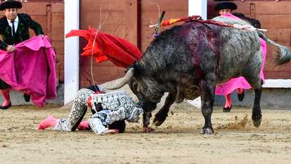 El torero Emilio de Justo, en su caída tras ser cogido por el primer toro de la tarde en Las Ventas.