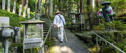 Un peregrino recorre un tramo de la Ruta de los 88 templos de la isa de Shikoku