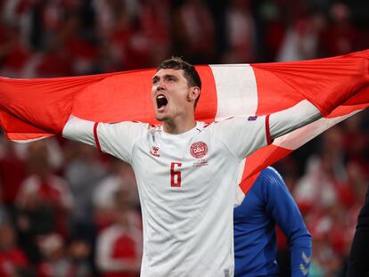 Andreas Christensen, autor del tercer gol de Dinamarca, celebra la clasificación de su equipo.