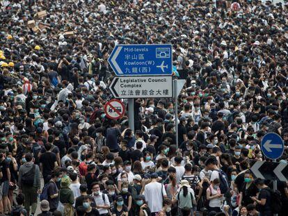 Miles de manifestantes ocupan una calle cercana al Consejo Legislativo en Hong Kong, este miércoles. En vídeo, aumenta exponencialmente la represión policial en las protestas de Hong Kong.