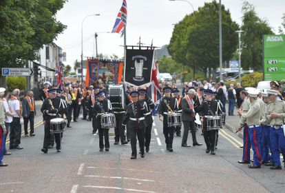 Miembros unionistas durante un desfile en Belfast este martes